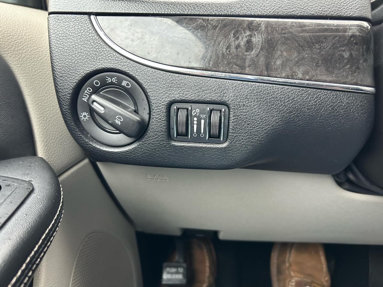 Chrysler Town & Country Touring-L 2012