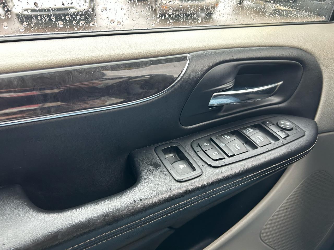 Chrysler Town & Country Touring-L 2012