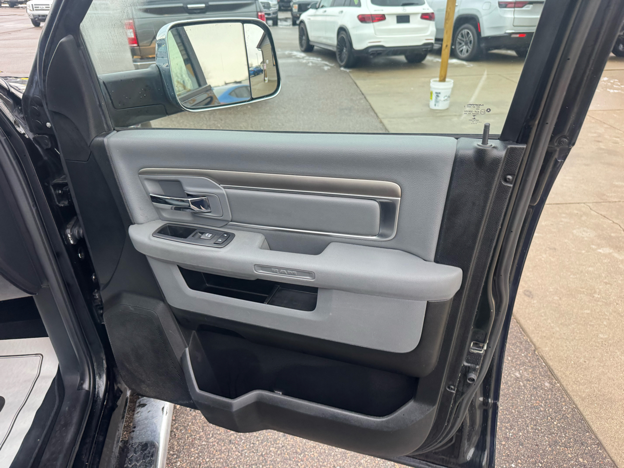 RAM 1500 SLT Crew Cab SWB 4WD 2017