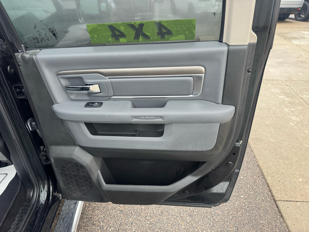 RAM 1500 SLT Crew Cab SWB 4WD 2017