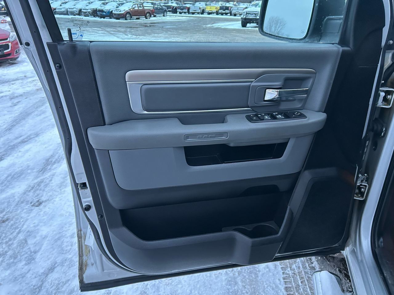 RAM 1500 SLT Crew Cab SWB 4WD 2016