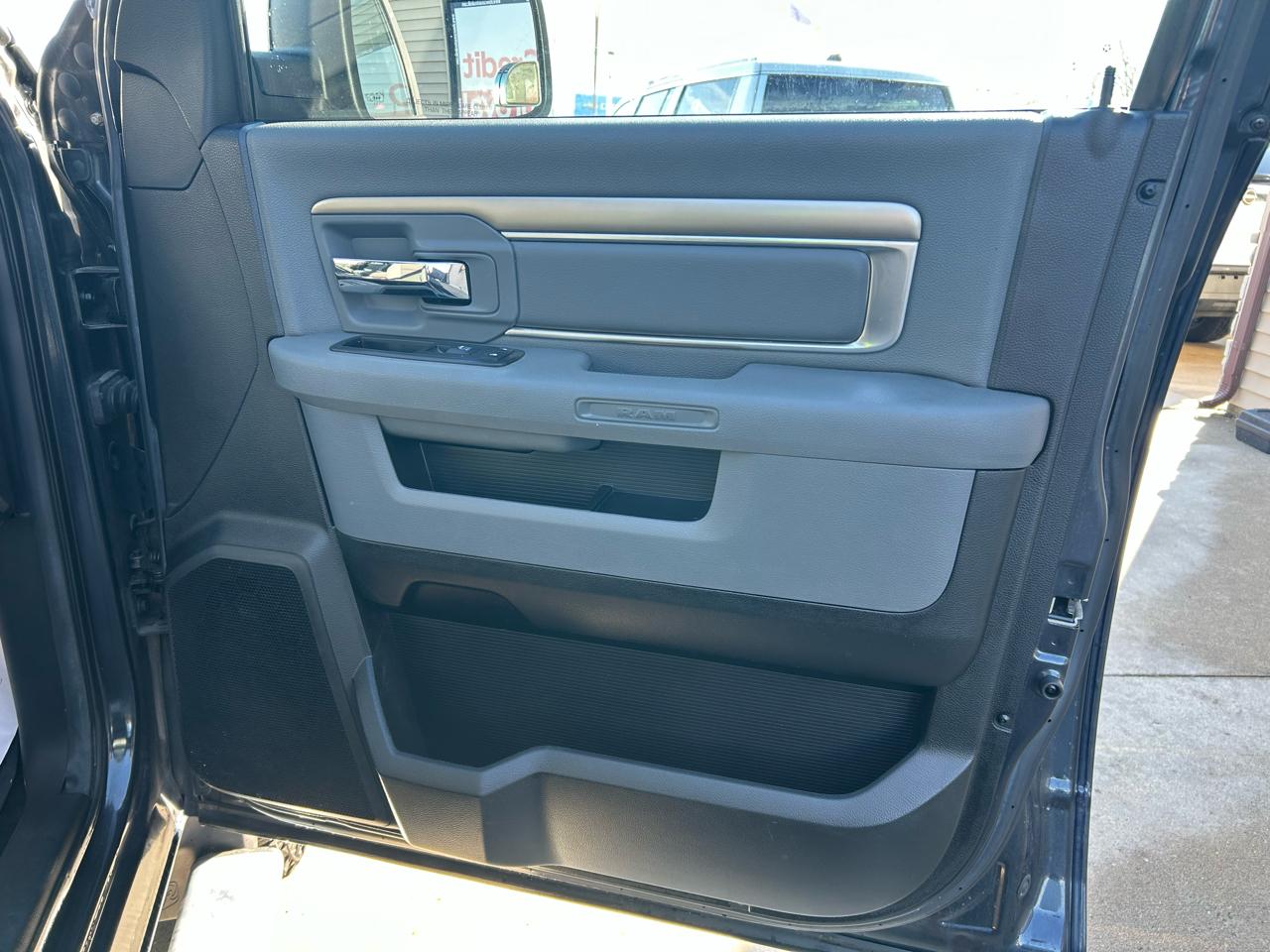 RAM 1500 SLT Crew Cab SWB 4WD 2013