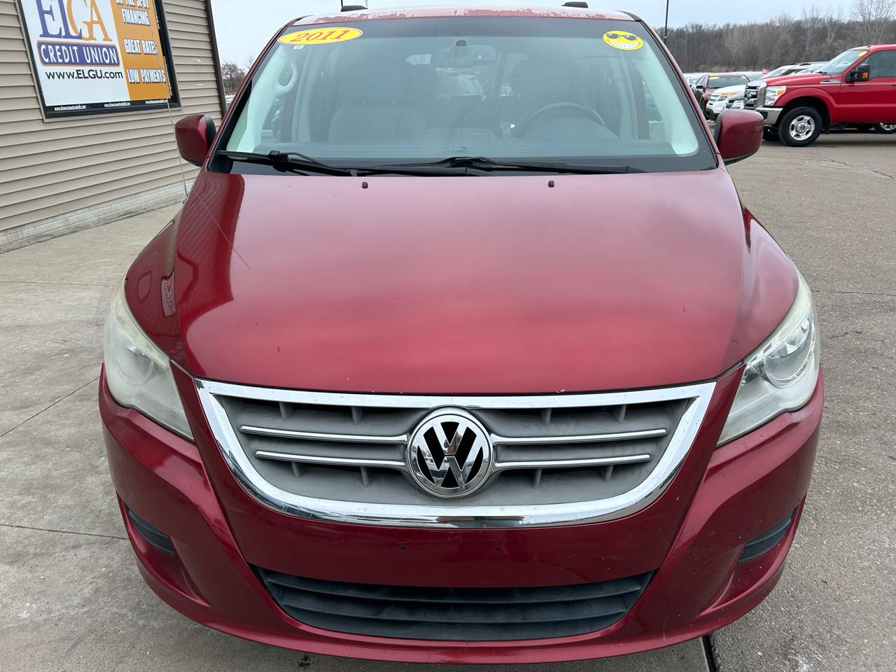 Volkswagen Routan SE 2011