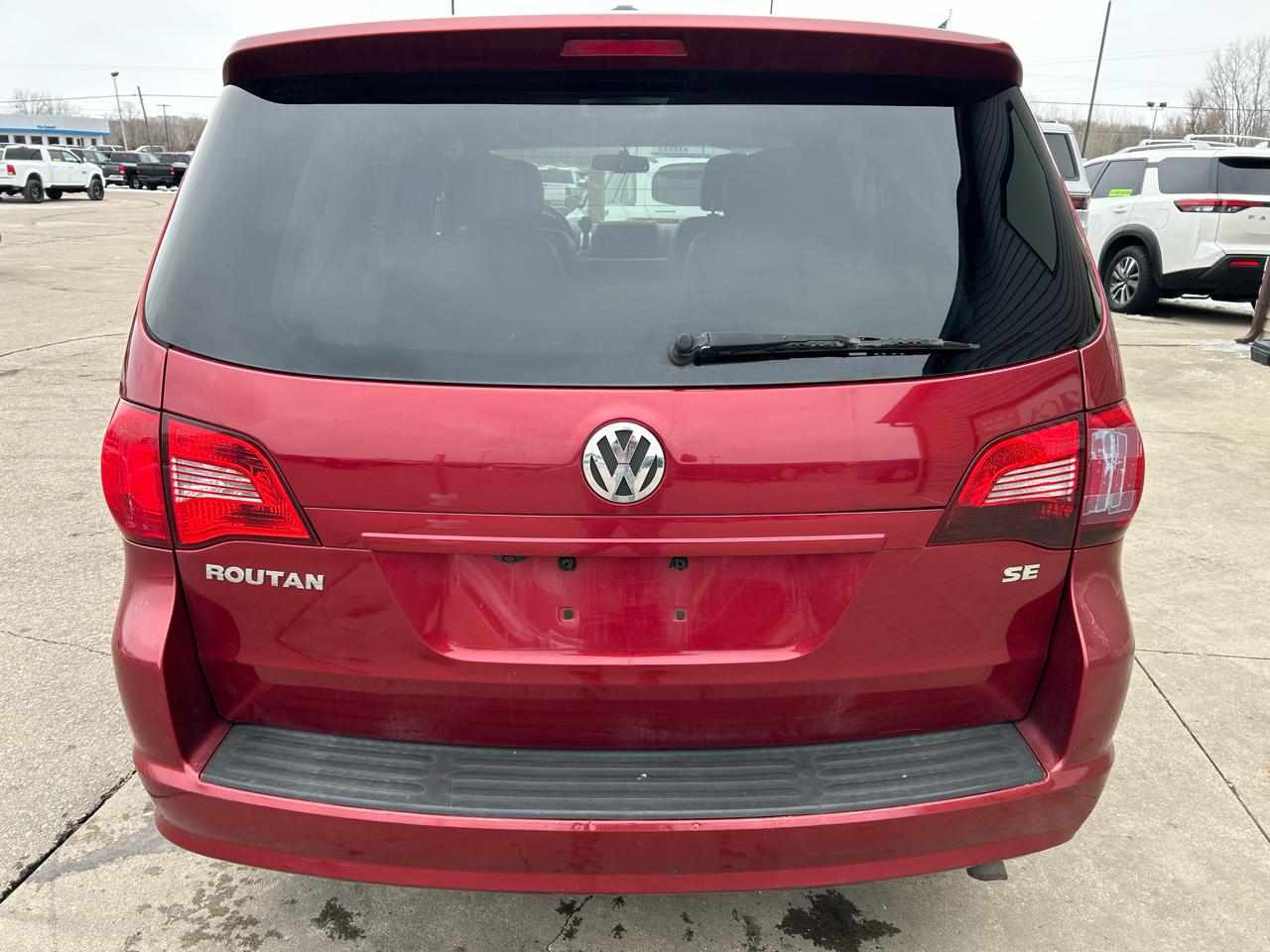 Volkswagen Routan SE 2011