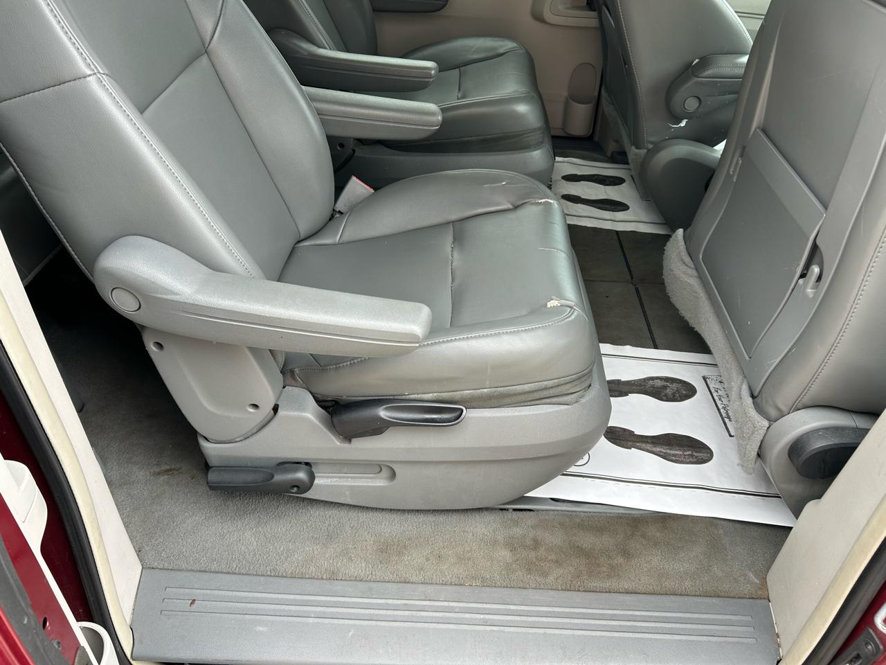 Volkswagen Routan SE 2011