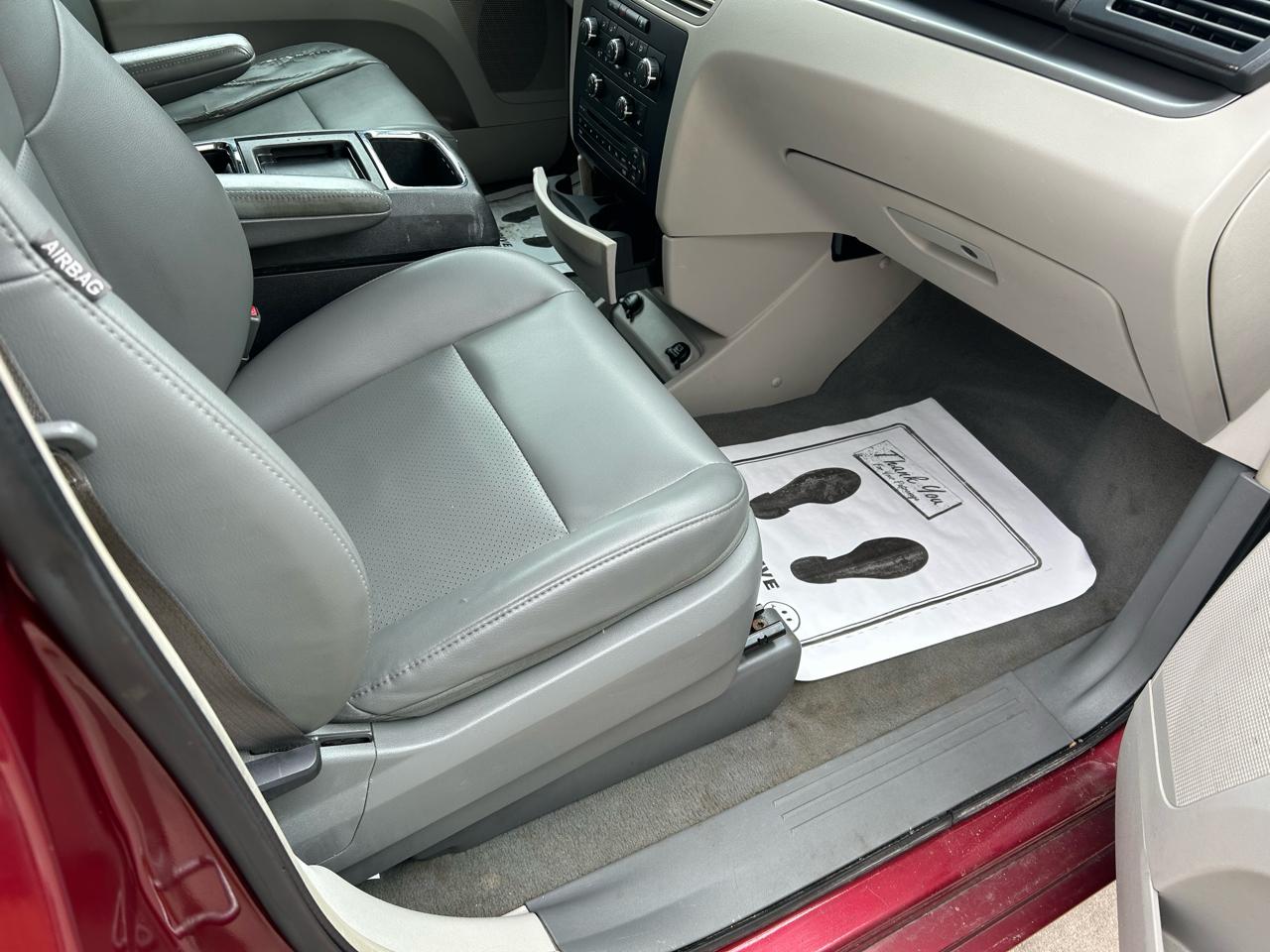 Volkswagen Routan SE 2011