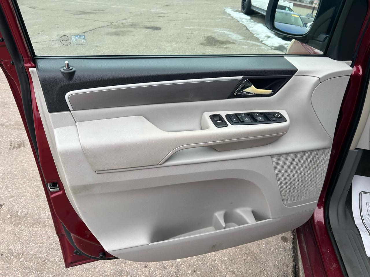 Volkswagen Routan SE 2011