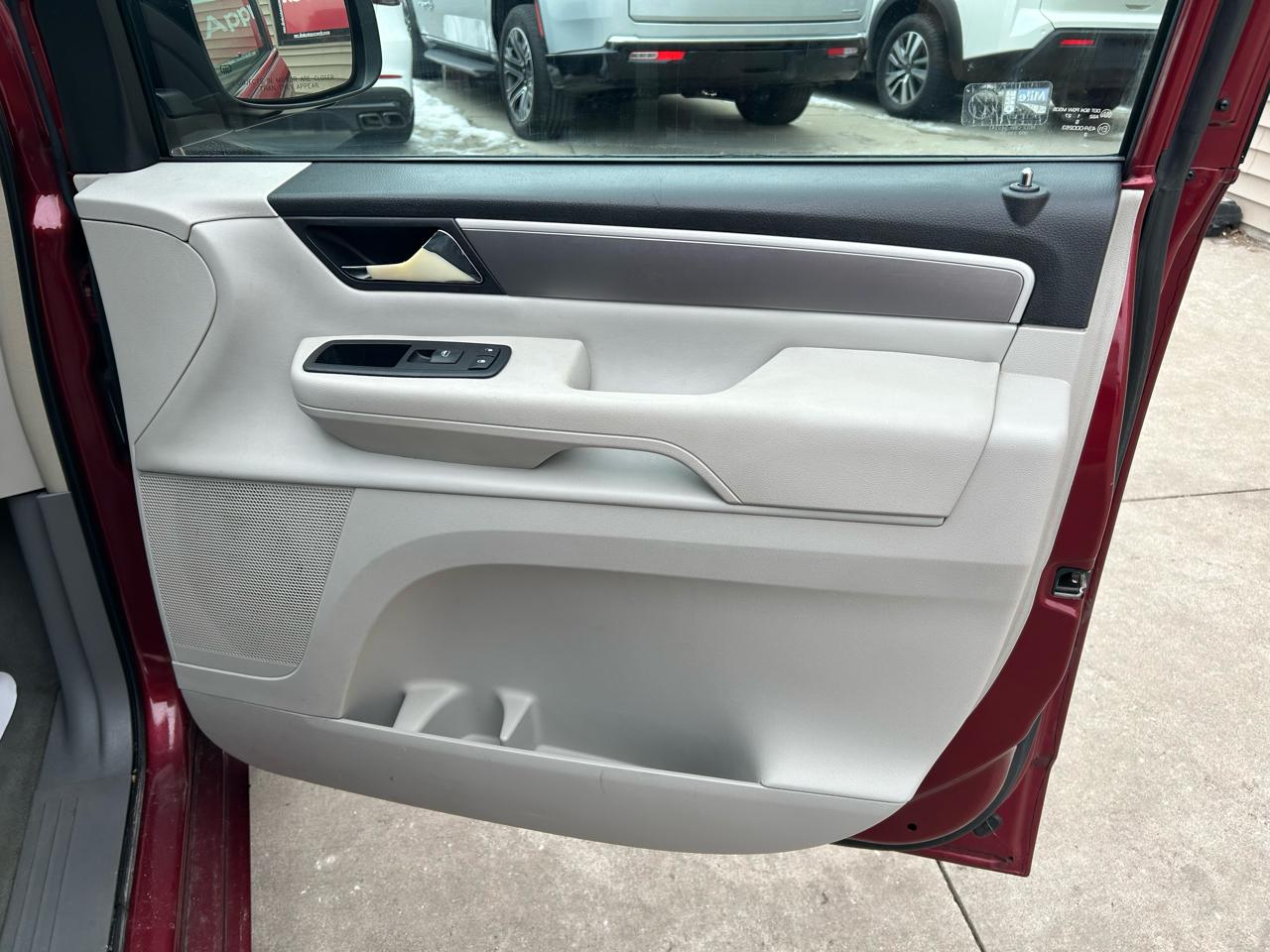 Volkswagen Routan SE 2011