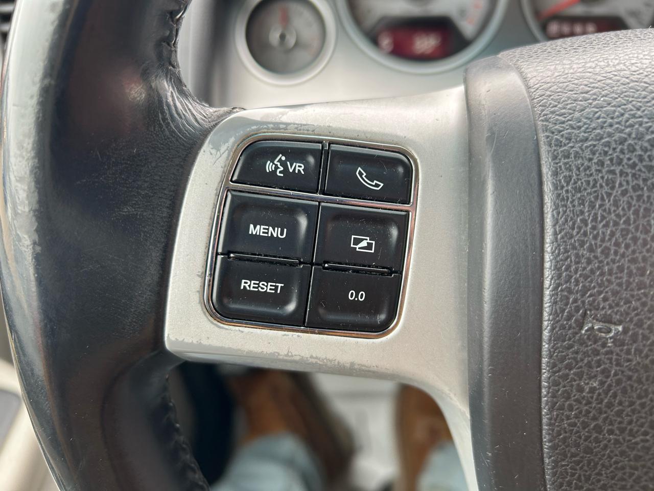 Volkswagen Routan SE 2011