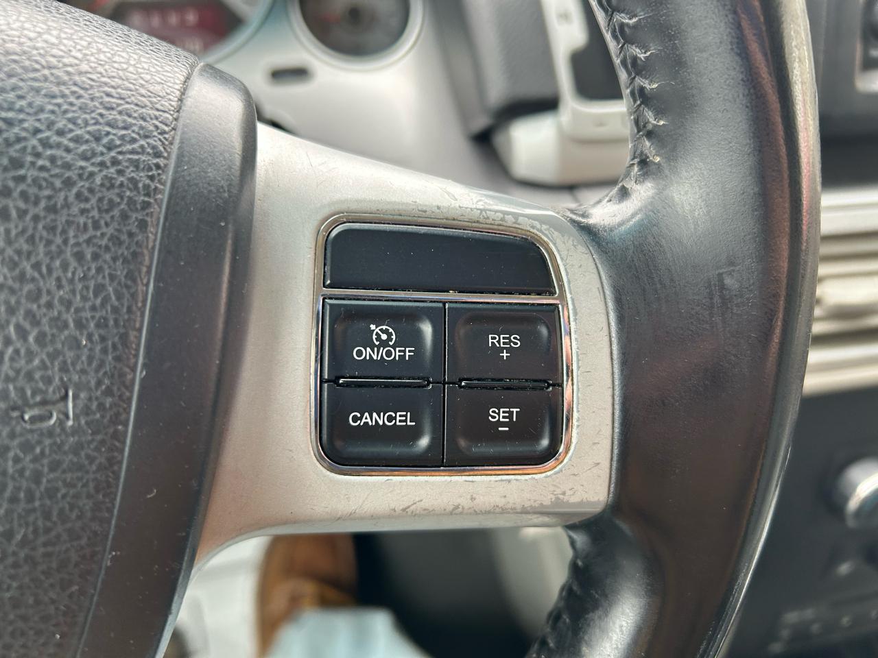 Volkswagen Routan SE 2011