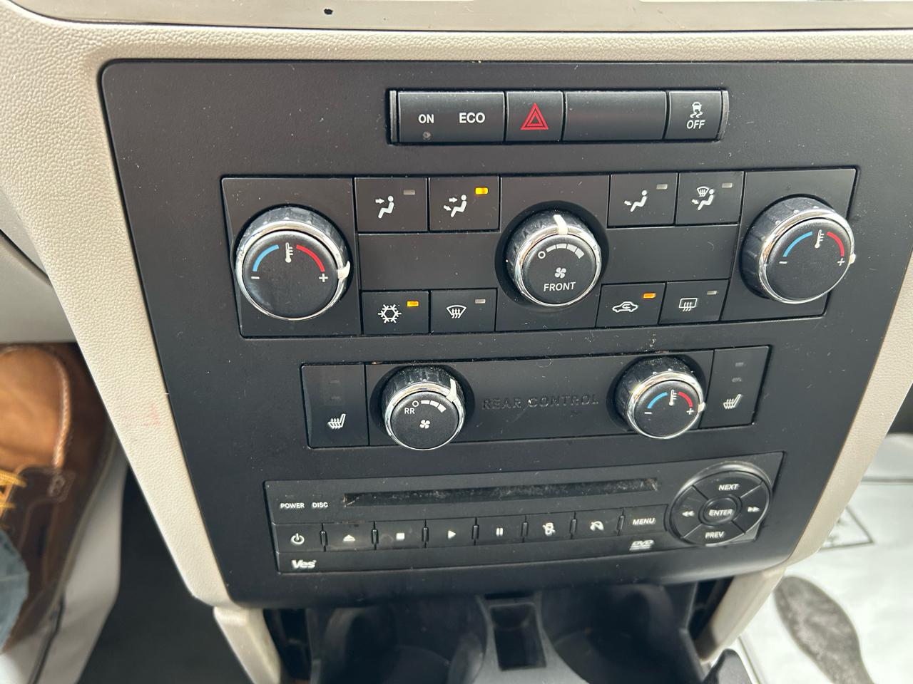 Volkswagen Routan SE 2011