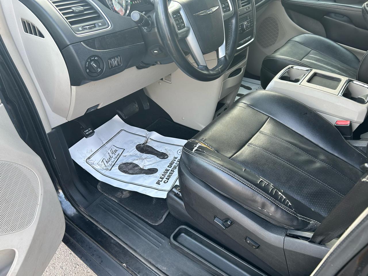 Chrysler Town & Country Touring-L 2013