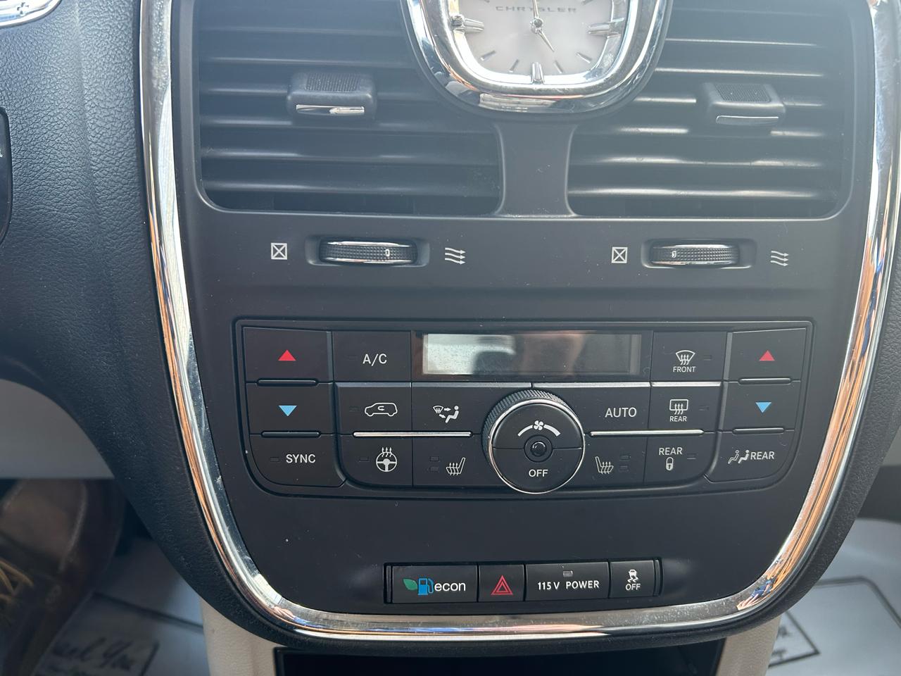 Chrysler Town & Country Touring-L 2013