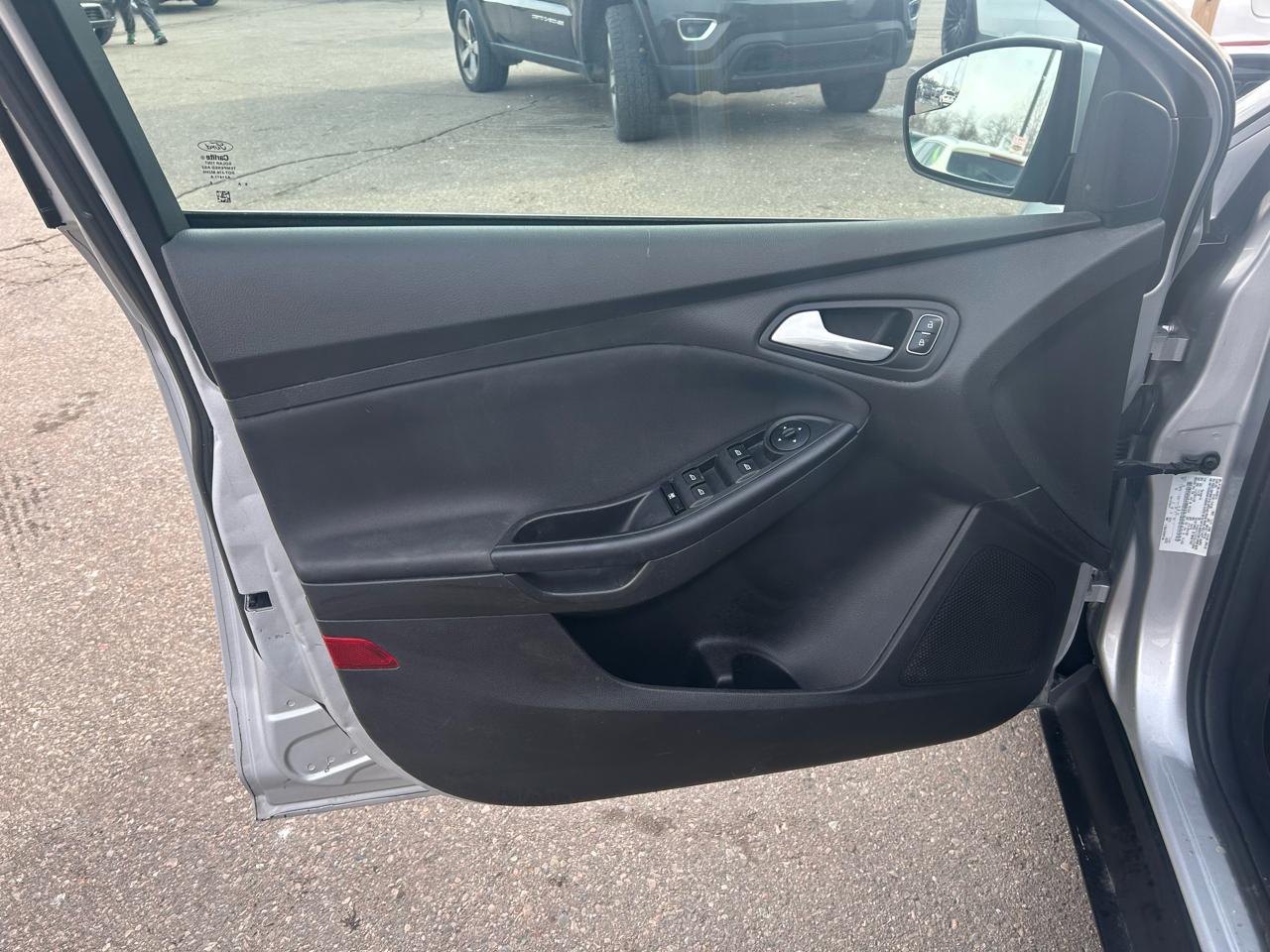 Ford Focus SE Sedan 2016