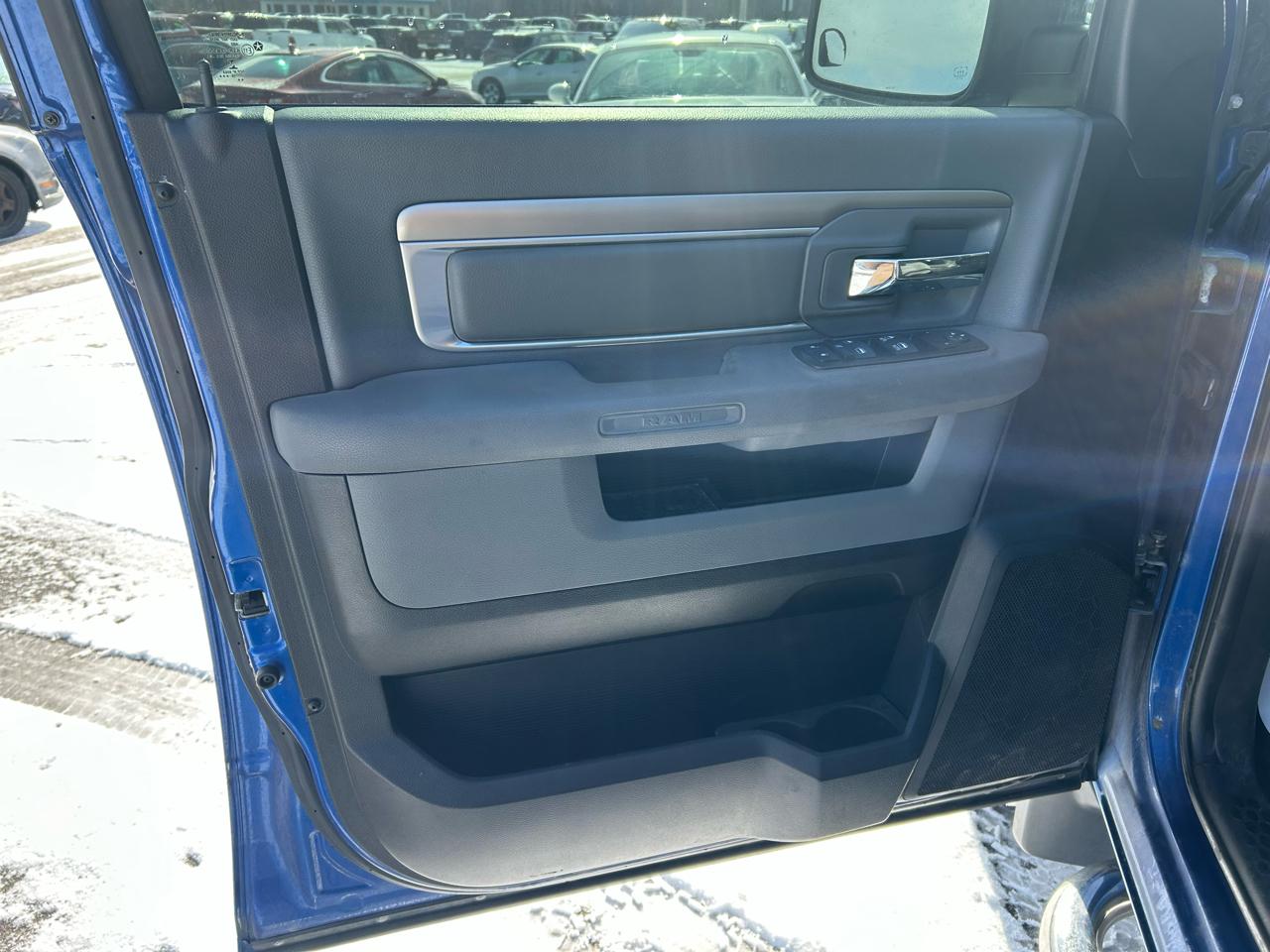 RAM 1500 SLT Quad Cab 4WD 2016