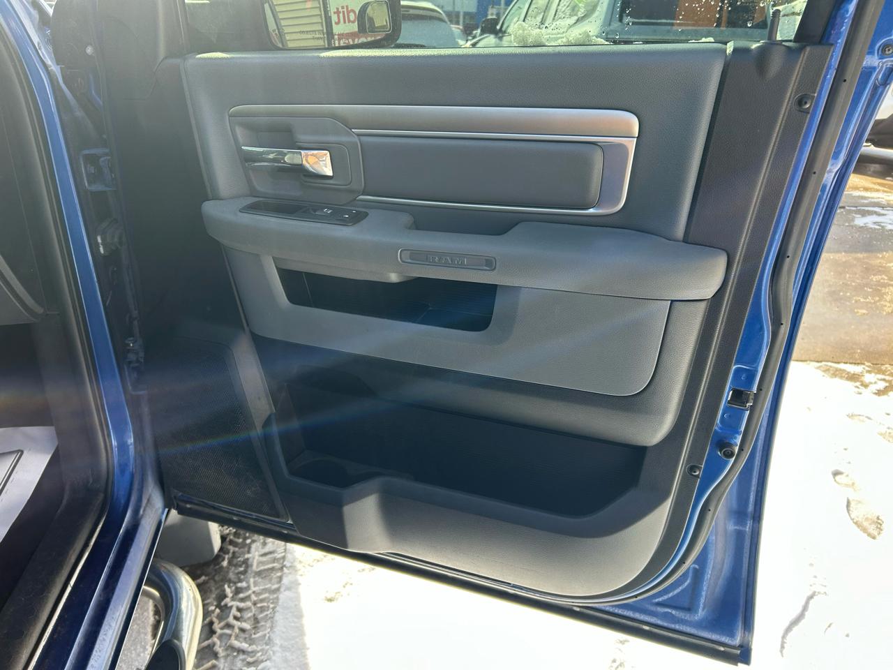 RAM 1500 SLT Quad Cab 4WD 2016