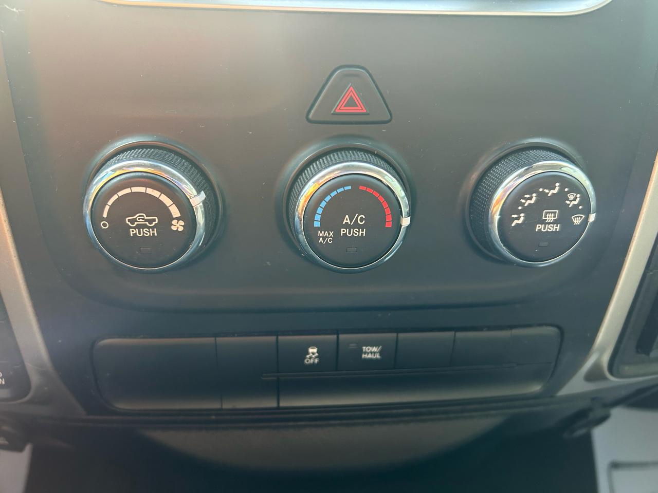 RAM 1500 SLT Quad Cab 4WD 2016