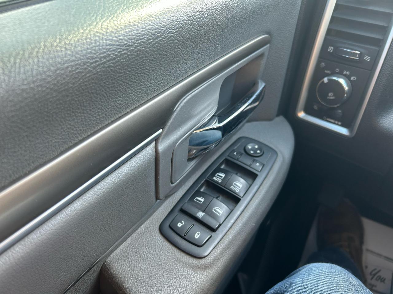 RAM 1500 SLT Quad Cab 4WD 2016