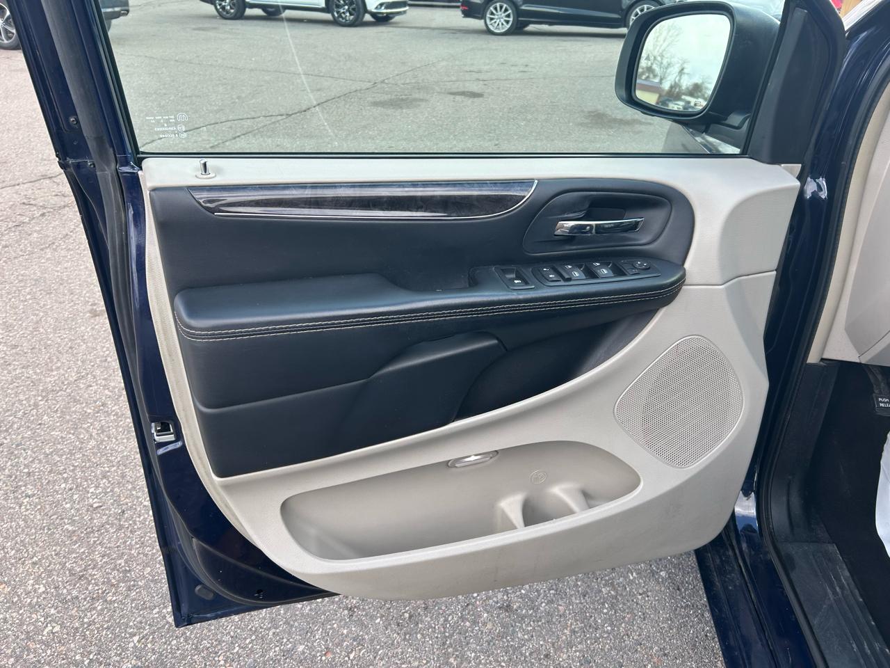 Chrysler Town & Country Touring-L 2015