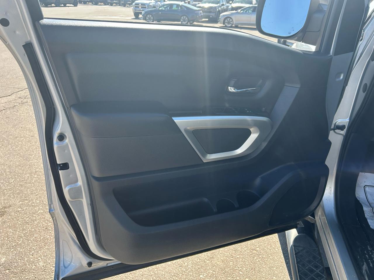 Nissan Titan Platinum Reserve Crew Cab 4WD 2017