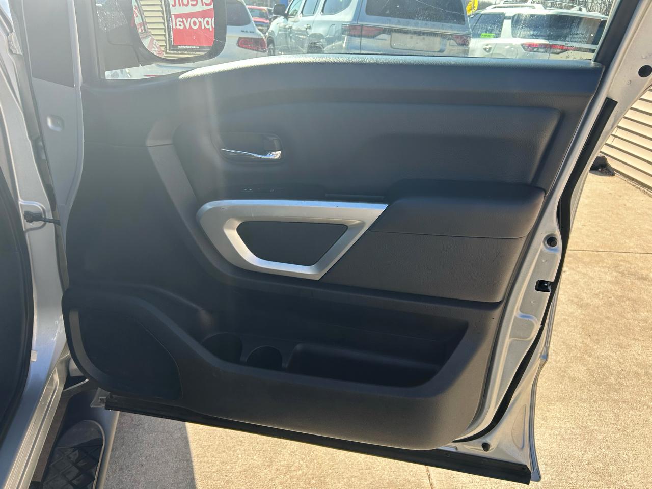 Nissan Titan Platinum Reserve Crew Cab 4WD 2017