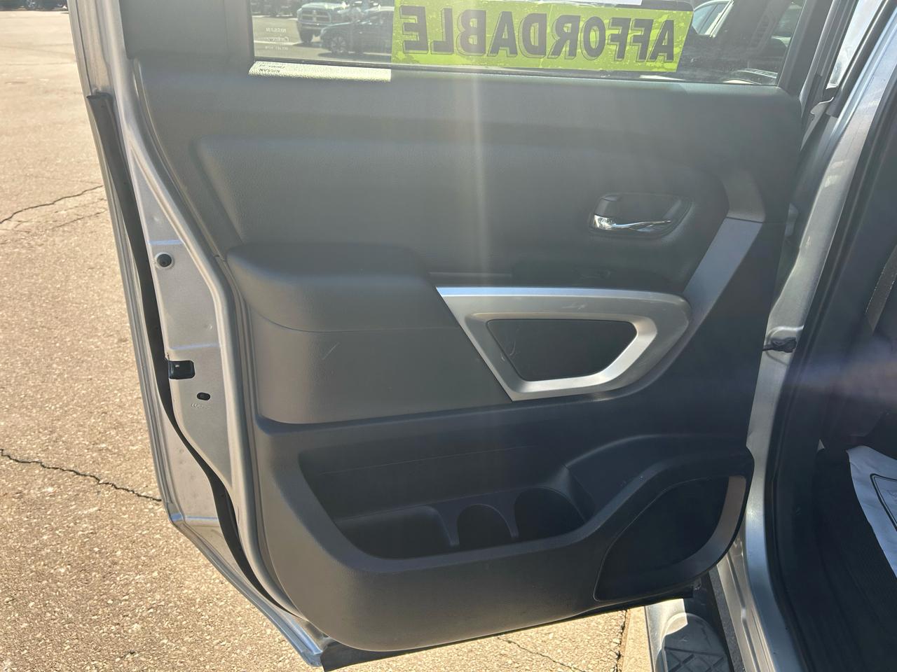 Nissan Titan Platinum Reserve Crew Cab 4WD 2017