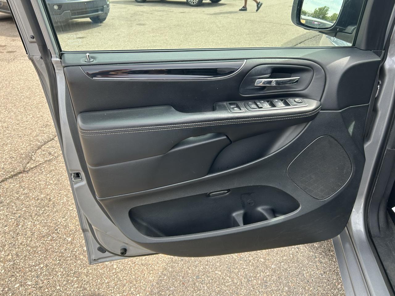 Chrysler Town & Country S 2014