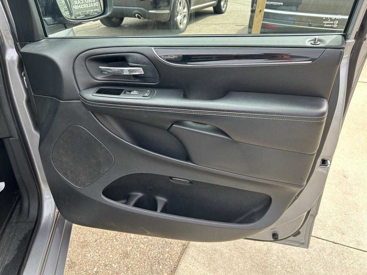 Chrysler Town & Country S 2014