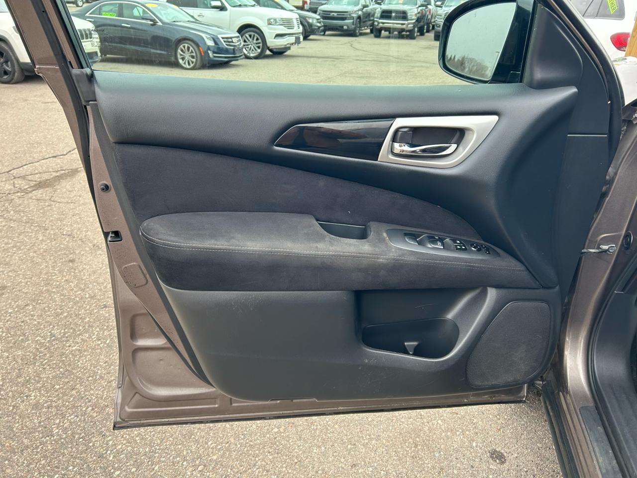 Nissan Pathfinder SV 4WD 2013