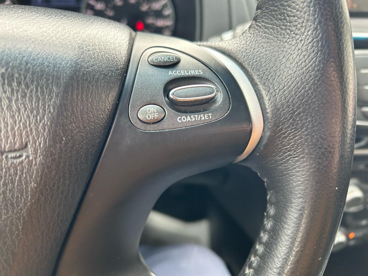 Nissan Pathfinder SV 4WD 2013