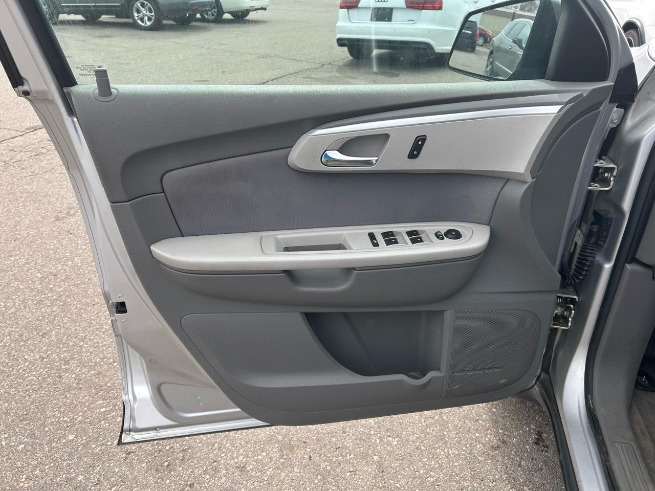 Chevrolet Traverse LS FWD w/PDC 2011