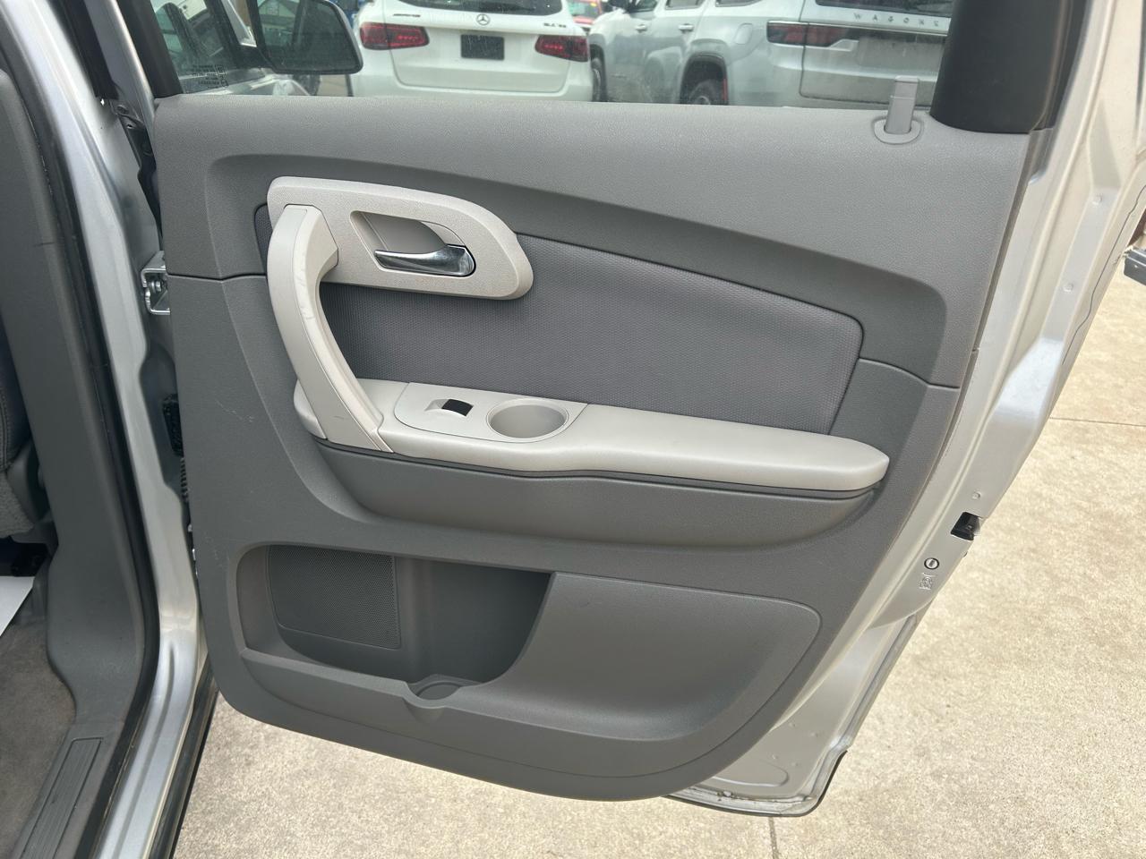 Chevrolet Traverse LS FWD w/PDC 2011