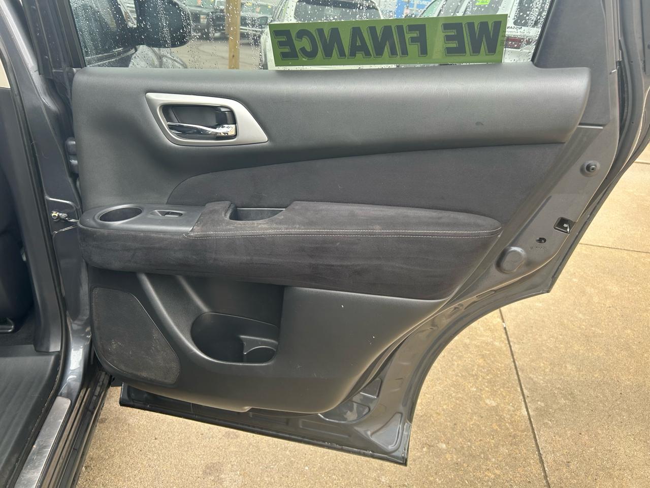 Nissan Pathfinder SV 4WD 2013