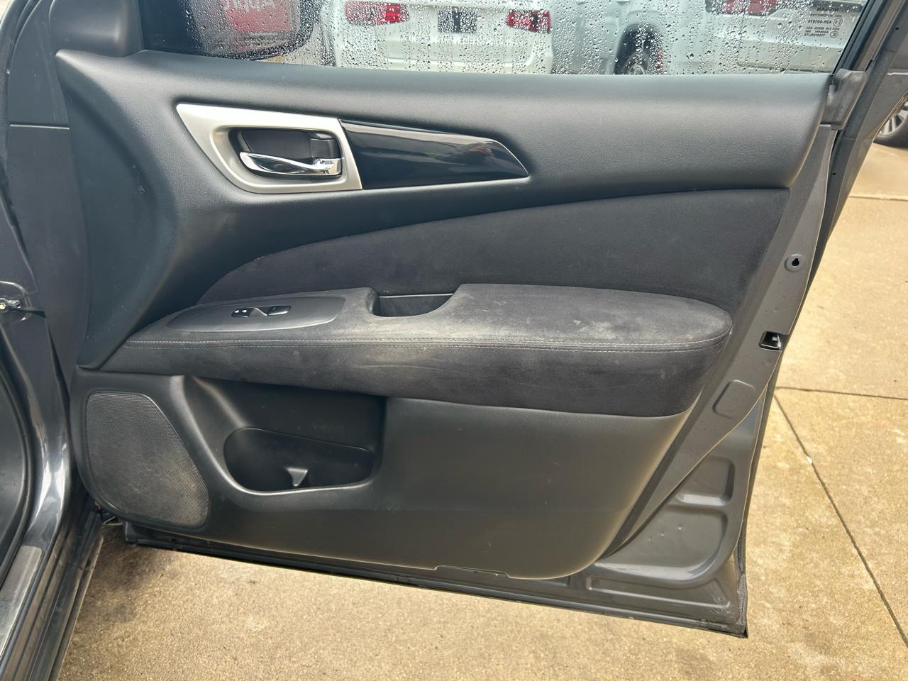 Nissan Pathfinder SV 4WD 2013