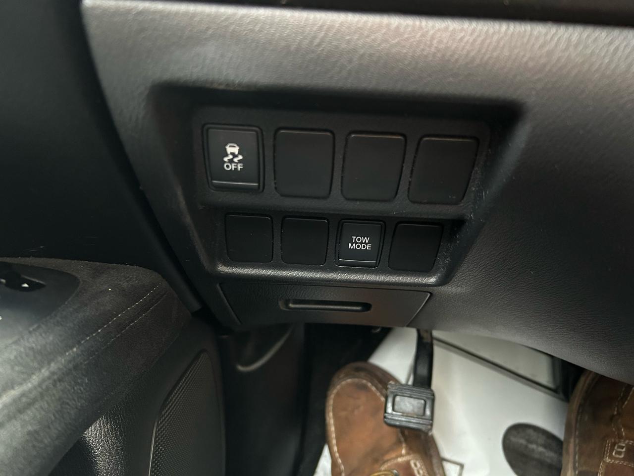 Nissan Pathfinder SV 4WD 2013