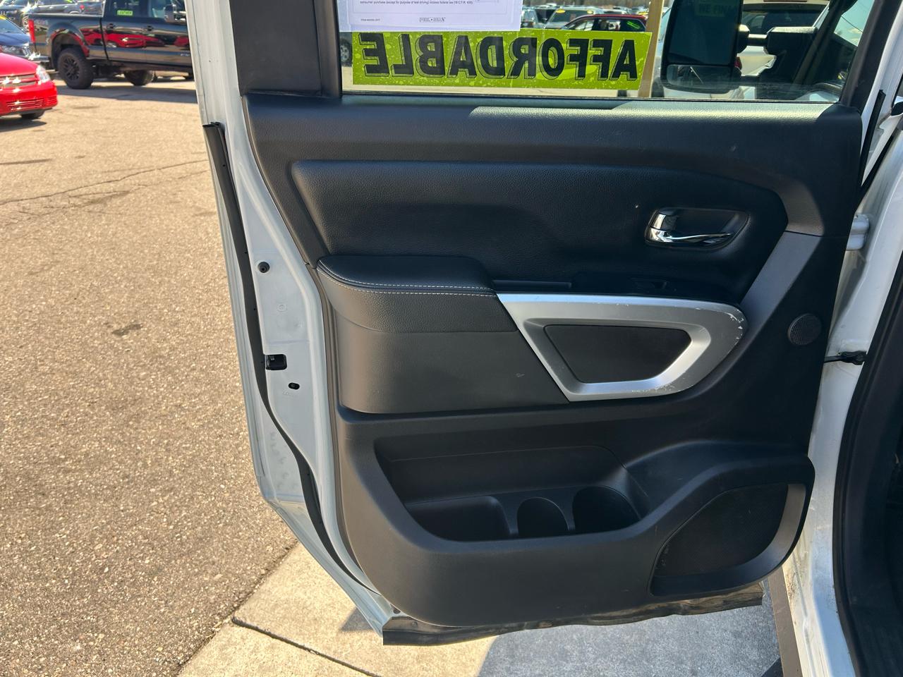 Nissan Titan Platinum Reserve Crew Cab 4WD 2017