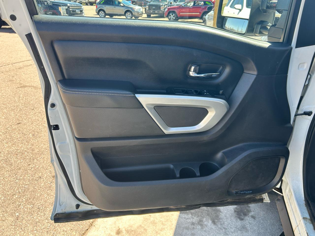 Nissan Titan Platinum Reserve Crew Cab 4WD 2017