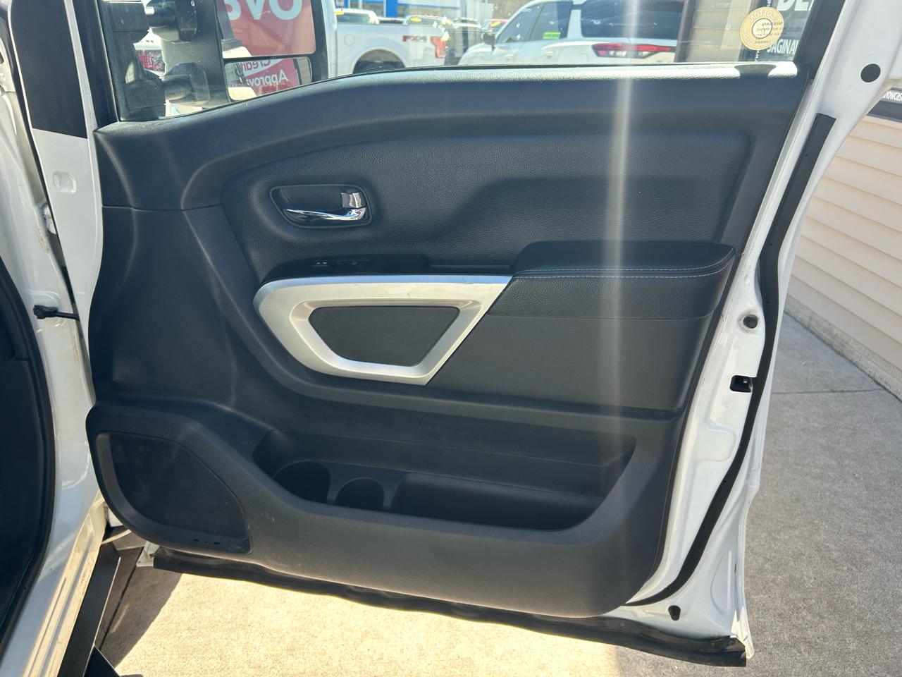 Nissan Titan Platinum Reserve Crew Cab 4WD 2017