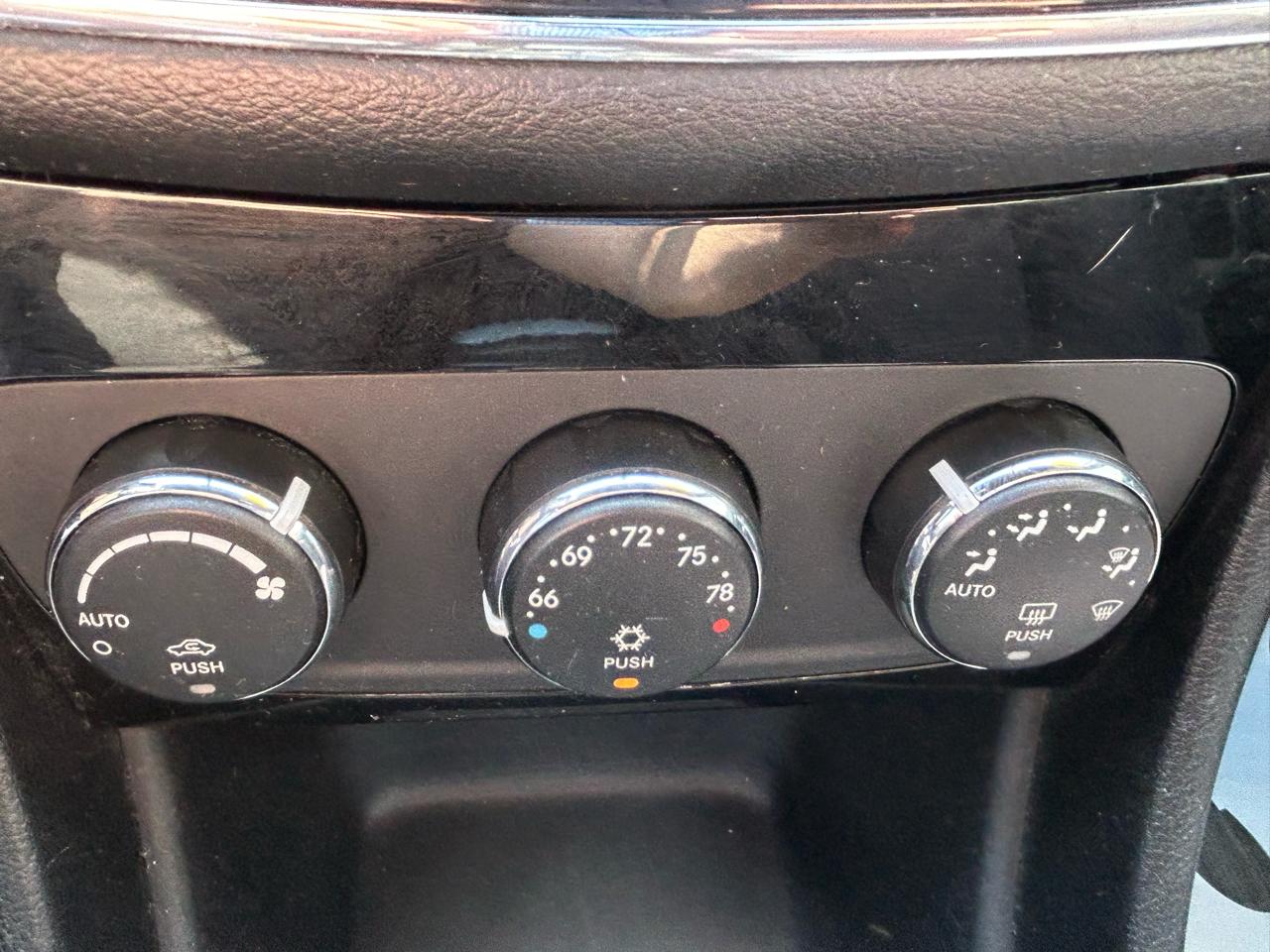 Chrysler 200 Touring 2012