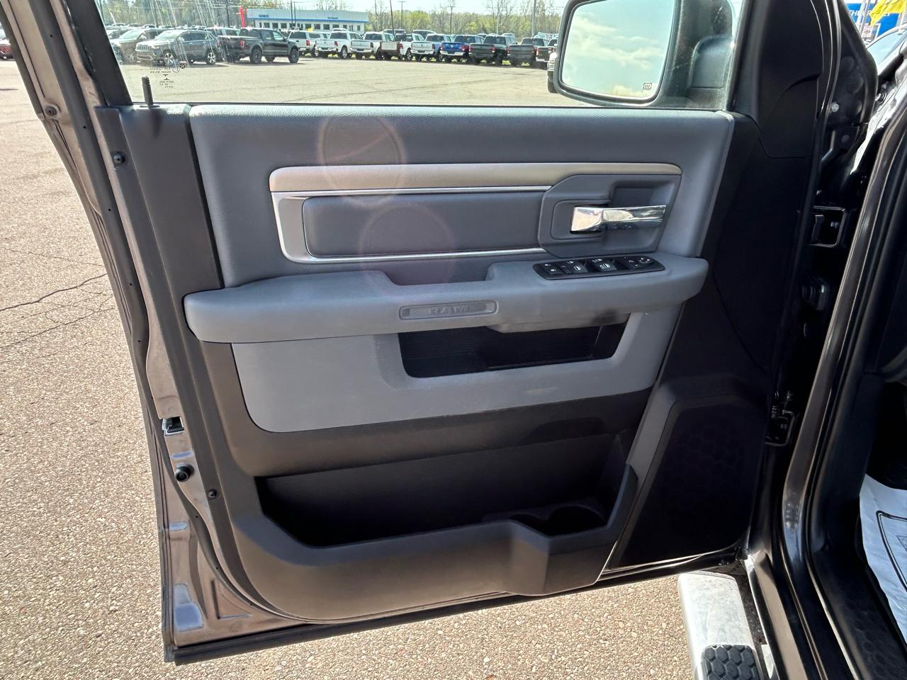 RAM 1500 SLT Crew Cab LWB 4WD 2016