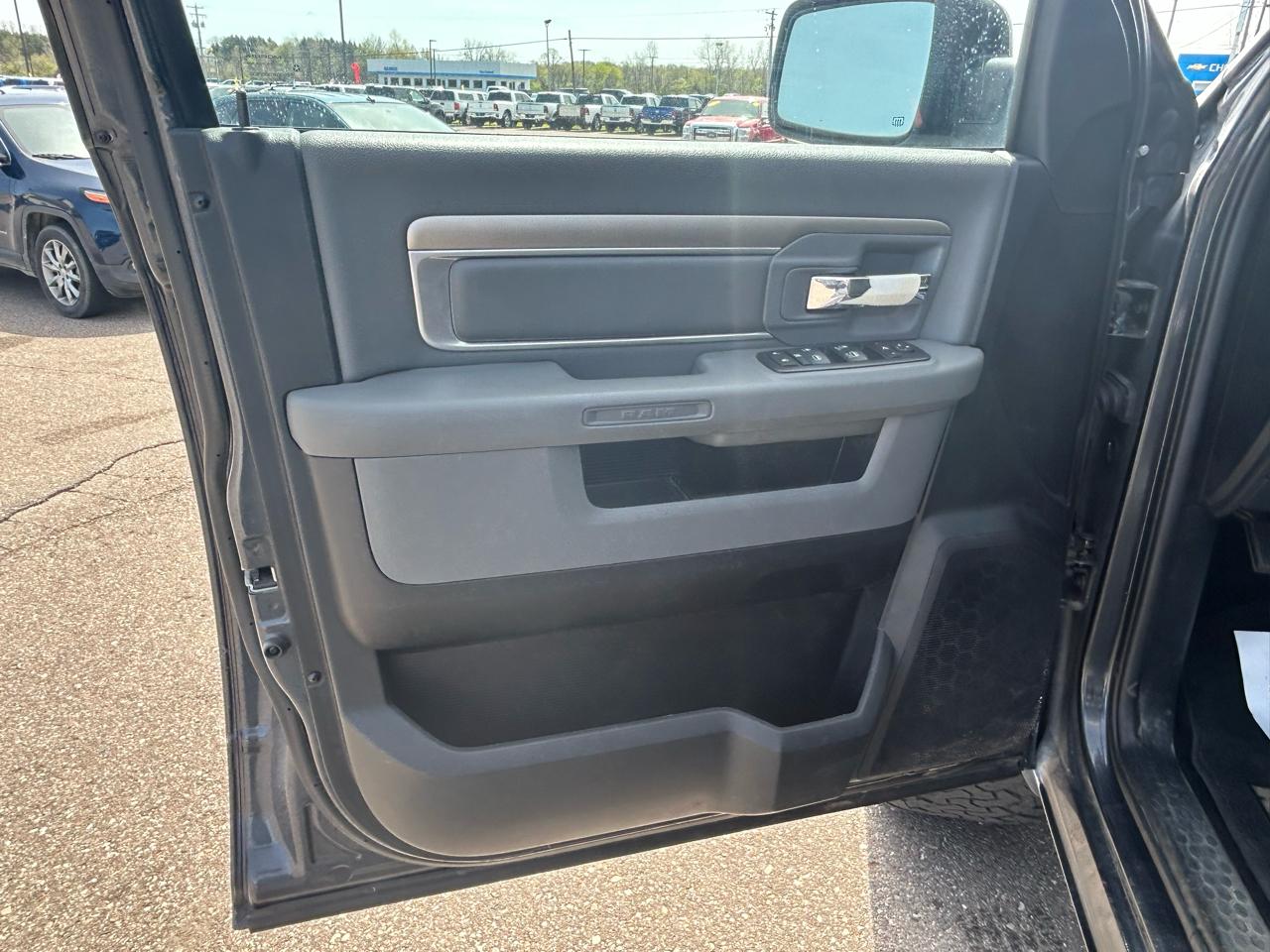 RAM 1500 SLT Crew Cab SWB 4WD 2014