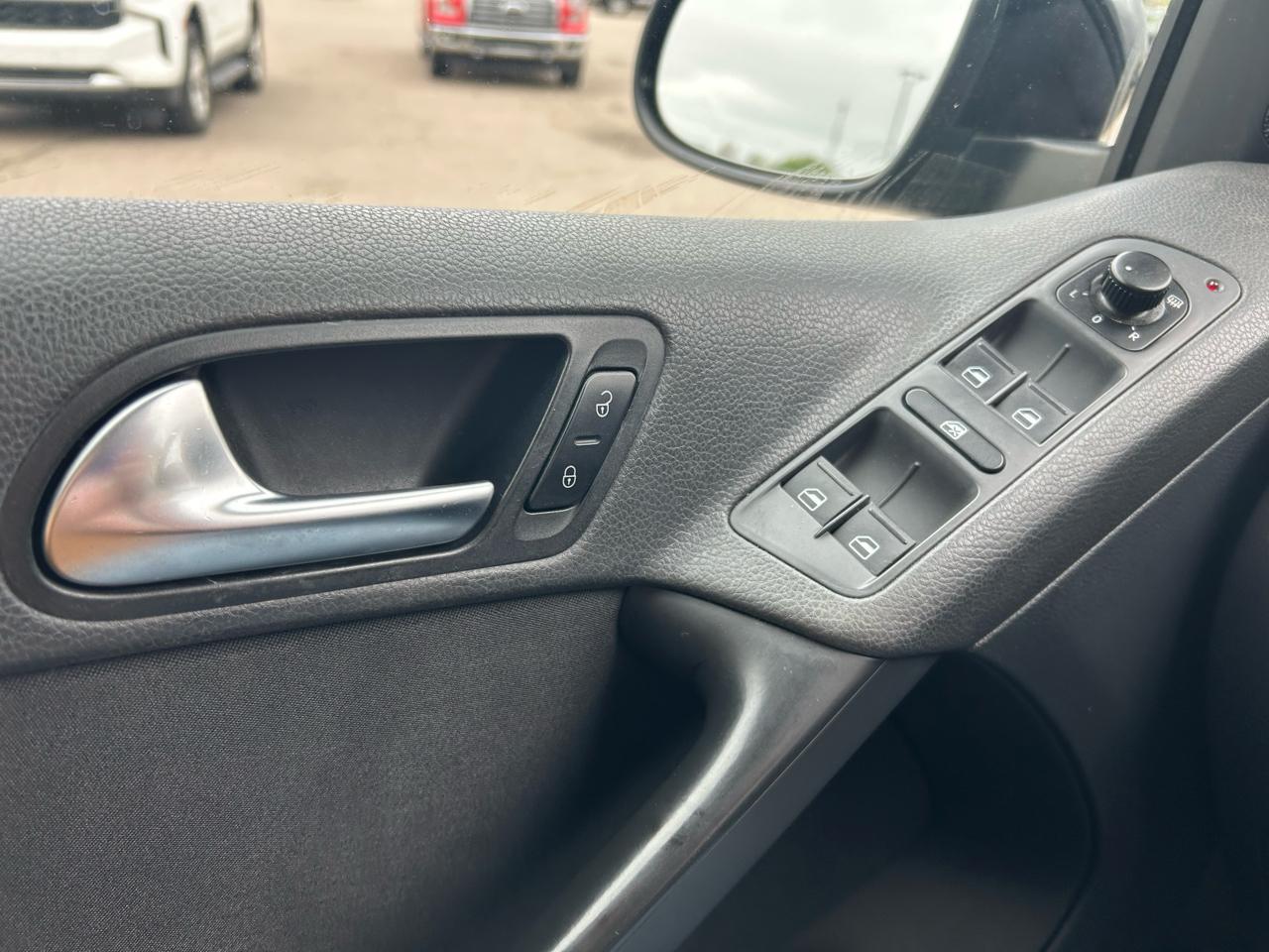 Volkswagen Tiguan S 2012