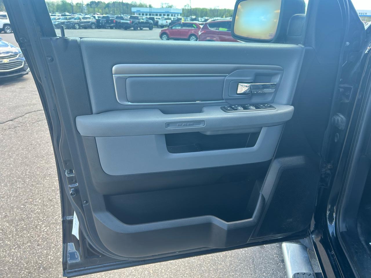 RAM 1500 SLT Crew Cab SWB 4WD 2014