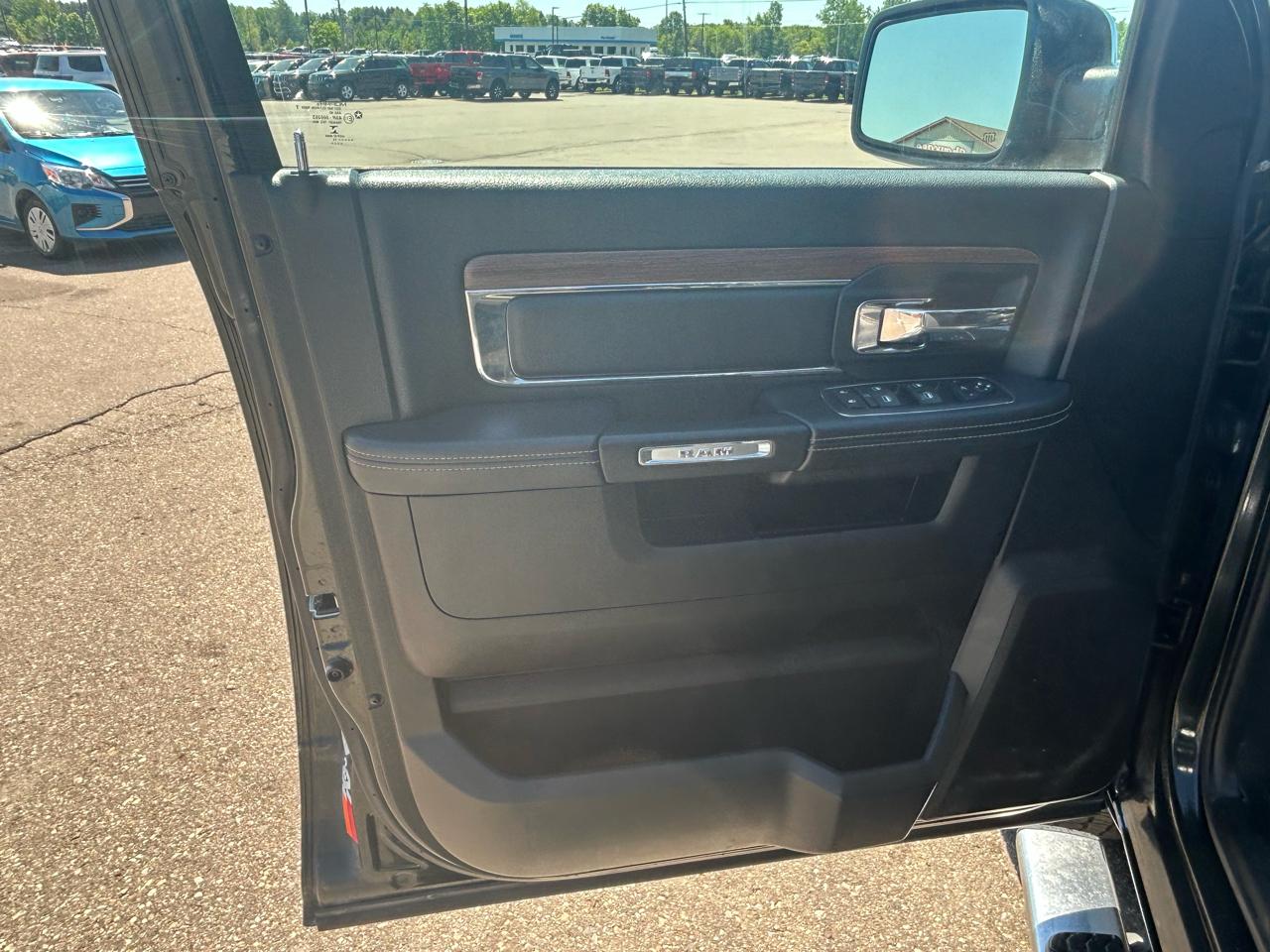 RAM 1500 Laramie Crew Cab SWB 4WD 2015