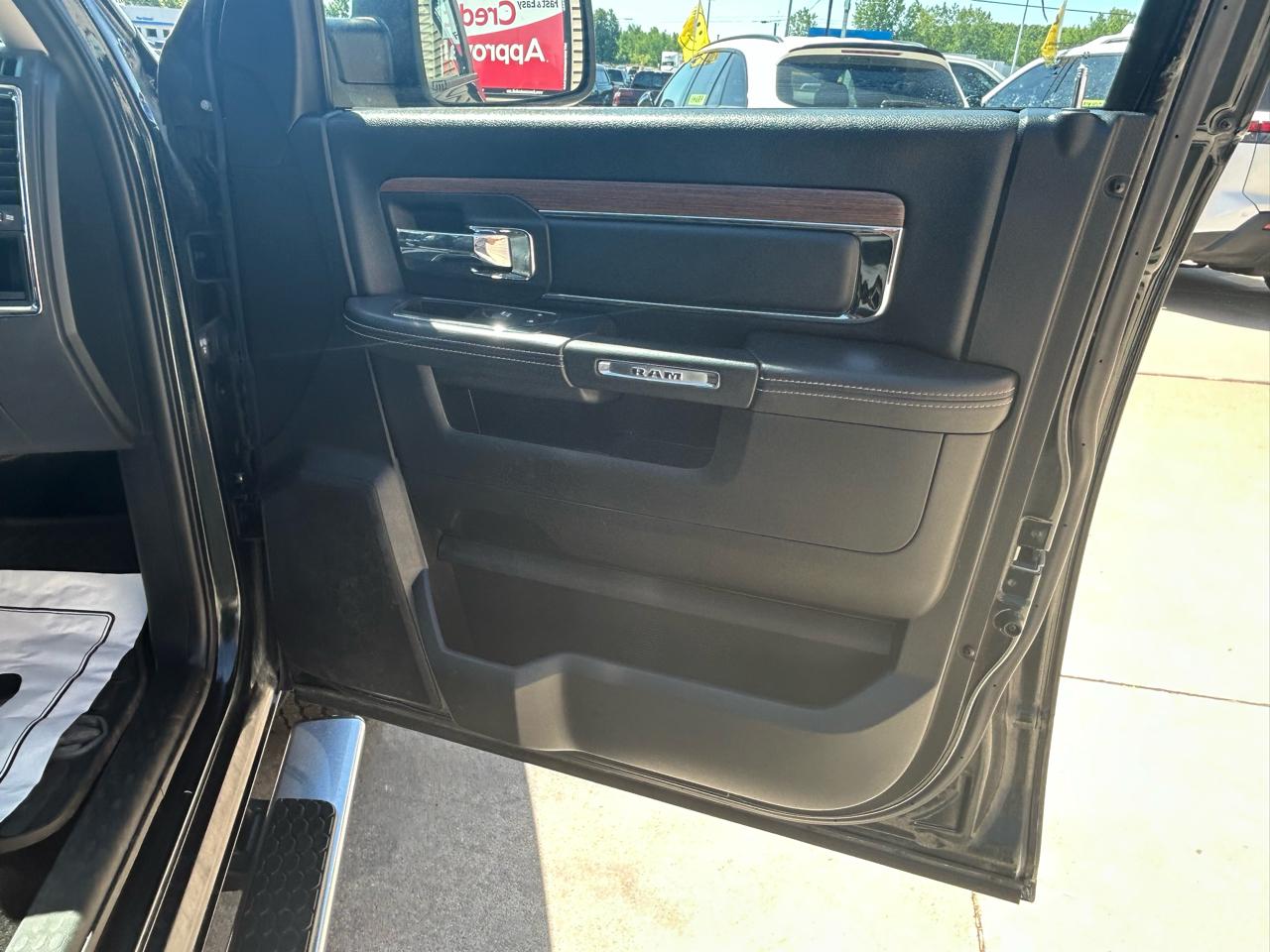 RAM 1500 Laramie Crew Cab SWB 4WD 2015