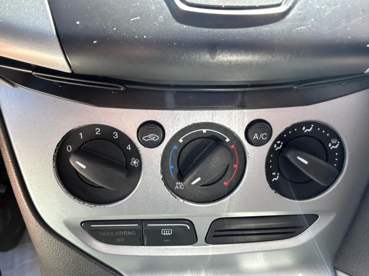 Ford Focus SE Sedan 2012