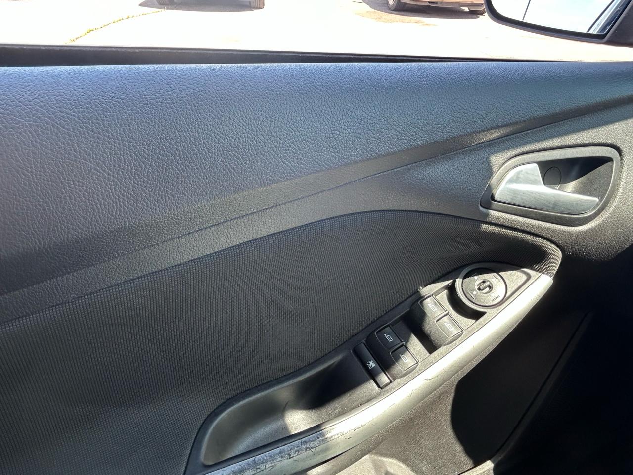 Ford Focus SE Sedan 2012