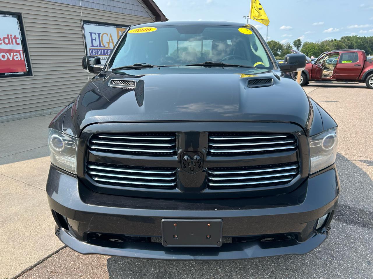 RAM 1500 4WD Quad Cab 140.5" Sport 2016