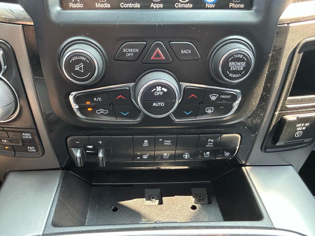 RAM 1500 4WD Quad Cab 140.5" Sport 2016