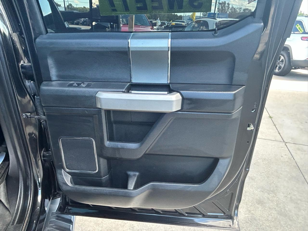 Ford F-150 4WD SuperCrew 157" Lariat w/HD Payload Pkg 2015